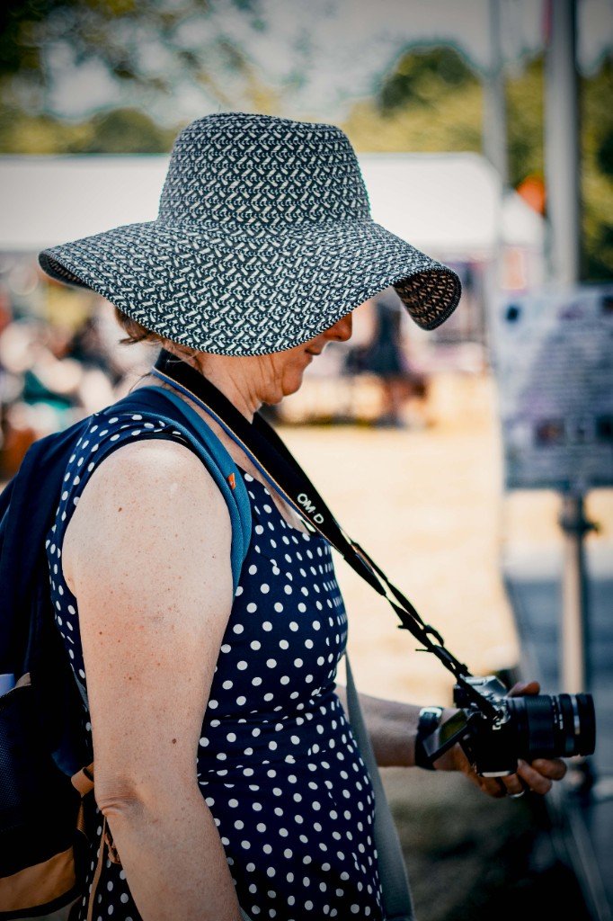 Chanteuse en robe à pois sur scène au Vélo Vintage 76, Martainville-Épreville
