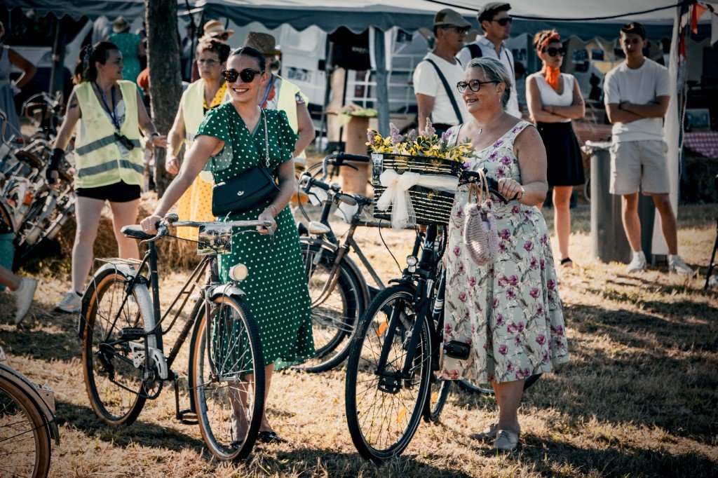 Deux participantes avec leurs vélos vintage et un panier de fleurs au Vélo Vintage 76