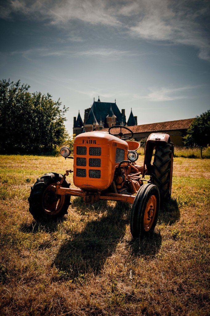 Tracteur vintage devant le château de Martainville-Épreville au Vélo Vintage 76
