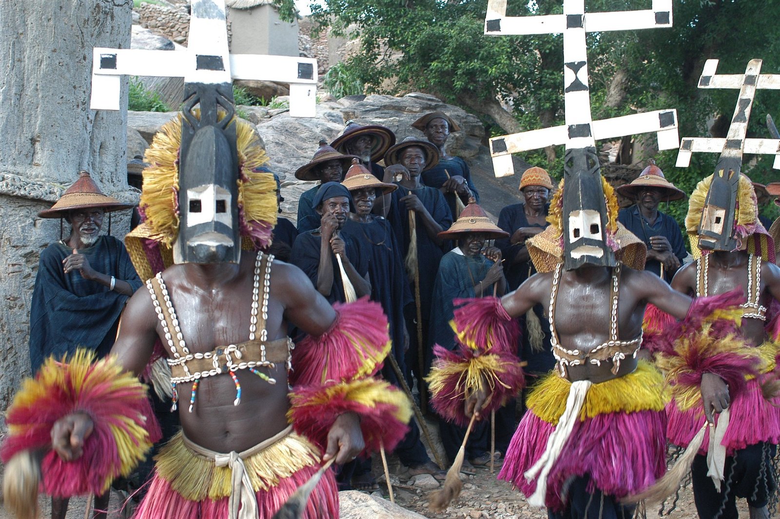 Trois danseurs Kanaga, danse des masques dogon au Mali — Stéphane Lhôte