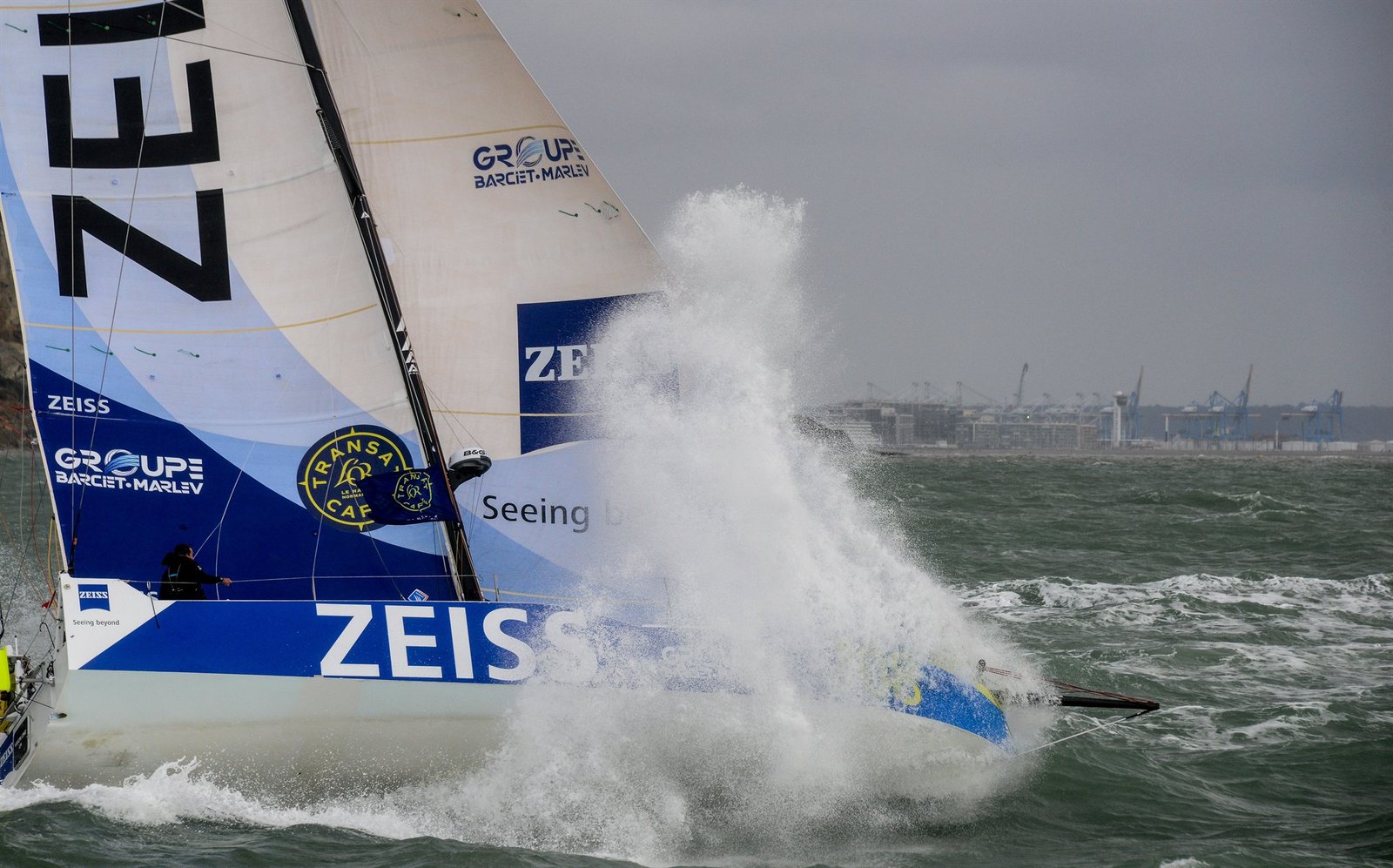 Voilier de course fendant la vague — photographie de voile Stéphane Lhôte